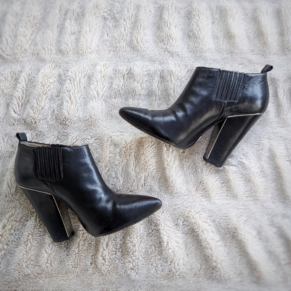 MICHAEL KORS Chunky Stack Heel Nameplate Italian Leather Pull On Ankle Boot Sz 7